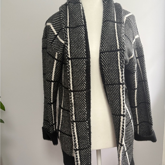 Forever 21 Monochrome Checkered Sweater - Picture 2 of 4